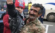 Bewohner, die vor den Kämpfen nach Armenien geflohen waren, kehren nach Bergkarabach zurück. (© picture-alliance/dpa, Maksim Blinov)