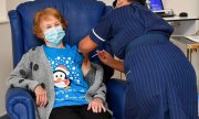 Die 90-jährige Margaret Keenan war die erste Person, die in Großbritannien gegen Covid-19 geimpft wurde. (© picture-alliance/dpa/Jacob King)