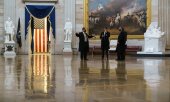 Сотрудники службы безопасности, охраняющие внутренние помещения Капитолия в Вашингтоне. (© picture-alliance/dpa/Дж. Скотт Эплуайт)