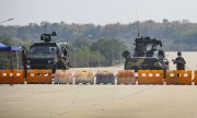 Militärs blockieren die Straße zum Parlament in Naypyidaw. Aung San Suu Kyis Partei hatte die Wahlen im November klar gewonnen. (© picture-alliance/dpa)