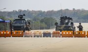 The military block the road to Parliament in Naypyidaw. Aung San Suu Kyi's party had won a clear victory in November's elections. (© picture-alliance/dpa)