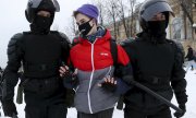 Des policiers anti-émeute arrêtent un jeune manifestant à Saint-Pétersbourg, le 31 janvier. (© picture-alliance/dpa)
