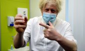 Boris Johnson en visite dans un centre de vaccination dans la ville d'Orpington, le 15 février 2021. (© picture-alliance/Jeremy Selwyn)