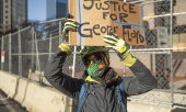 Eine Demonstrantin am 29. März 2021 vor dem Gerichtsgebäude in Minneapolis.(© picture-alliance/Christopher Mark Juhn)
