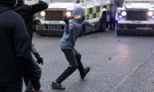 Belfast'ta genç isyancılar (8 Nisan). Şiddet iki tarafın siyasetçileri tarafından da kınandı. (© picture-alliance/Peter Morrison)