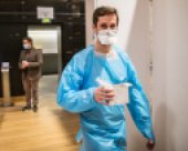 A care worker carrying vaccine doses for jabs in Paris on 22 January. (© picture-alliance/dpa)