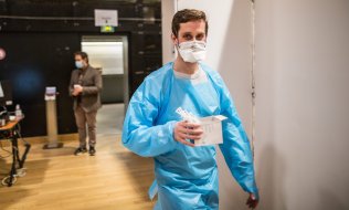 A care worker carrying vaccine doses for jabs in Paris on 22 January. (© picture-alliance/dpa)
