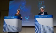 Margrethe Vestager, commissaire chargée de préparer l'Europe à l'ère numérique, et Thierry Breton, commissaire chargé du marché intérieur, présentent leur projet le 21 avril. (© picture-alliance/Martin Bertrand)