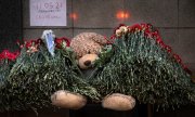 Москва: стихийный мемориал в память о погибших школьниках в Казани. (© picture-alliance/Александр Земляниченко)