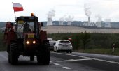 Autofahrer protestieren vor dem Tagebau-Gelände gegen die Schließung. (© picture-alliance/dpa/Petr David Josek)