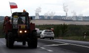 Autofahrer protestieren vor dem Tagebau-Gelände gegen die Schließung. (© picture-alliance/dpa/Petr David Josek)