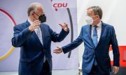 Wahlsieger Reiner Haseloff im Gespräch mit dem CDU-Bundesvorsitzenden Armin Laschet. (© picture-alliance/Michael Kappeler)