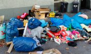 Le centre de Bucarest envahi par les poubelles. (© picture-alliance/Rupert Oberhäuser)