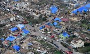 Clean-up work in the village of Hrusky. (© picture-alliance/Dalibor Gluck)