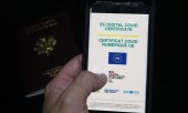Обладателю нового сертификата позволено въезжать в большинство стран ЕС без прохождения теста на коронавирус. (© picture-alliance/Жан-Франсуа Фрей)