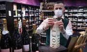 A wine shop in Moscow. Major producer Moët et Chandon initially announced an export ban to Russia but now plans to comply with the new rules. (© picture-alliance/Sergei Bobylev)