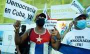 Protesters outside the Cuban Embassy in Madrid on July 12. (© picture-alliance/Oscar Gonzalez)