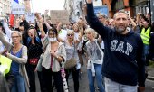 One in three people in France are against the health passport - like these demostrators in Lille. (© picture alliance/dpa/MAXPPP Baziz Chibane)