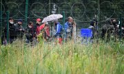 Ukrainer warten am Grenzübergang Medyka auf die Einreise nach Polen. (© picture-alliance/PAP/Darek Delmanowicz)