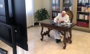 Der Papst in seinem Büro im Vatikan am 23. September. (© picture alliance/Vatican Media/Spaziani)