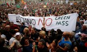 Bereits am vergangenen Wochenende gab es große Demonstrationen gegen die Regelung, wie hier in Rom. (© picture alliance/ASSOCIATED PRESS/Cecilia Fabiano)