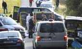 Polizisten untersuchen den Kleinbus nach dem grausamen Fund. (© picture alliance/ROBERT JAEGER/APA/picturedesk.com)