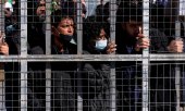 Cumhurbaşkanı'nın 14 Mart'taki ziyareti sırasında Pournara'nın çitlerine yığılan sığınmacılar. (© picture alliance/ASSOCIATED PRESS/Petros Karadjias)
