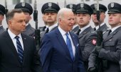 US President Joe Biden (centre) being received by his Polish counterpart Andrzej Duda upon his arrival in Warsaw on 26 March 2022. (©picture alliance / ASSOCIATED PRESS / Czarek Sokolowski