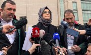Cemal Kaşıkçı'nın nişanlısı Hatice Cengiz ve avukatı Gökmen Başpınar (sağda). (© picture alliance/dpa / Anne Pollmann)