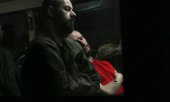 Fahrt ins Ungewisse: Zwei Kämpfer nach der Evakuierung in einem Bus im Gebiet Donezk. (© picture alliance / ASSOCIATED PRESS/Uncredited)