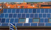 Eine Solaranlage auf dem Dach eines Hauses in Westkapelle. (© picture alliance / Goldmann / Goldmann)