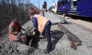 Çernigiv'de demiryolu raylarının onarım çalışmaları, 15 Nisan 2022. (© picture alliance / Photoshot)