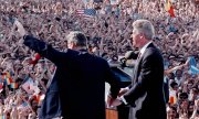 The former Romanian President Emil Constantinescu (l.) and former US President Bill Clinton in front of about 100,000 people in Bucharest on 11 July 1997. (© picture-alliance/dpa)