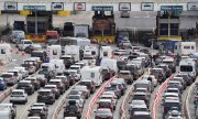 Vehicles queuing at the checkpoint at the Port of Dover in Kent. (© picture alliance / empics / Gareth Fuller)