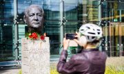 Blumen am Denkmal "Väter der Einheit" an der Büste von Gorbatschow am Axel-Springer-Hochhaus in Berlin. (© picture alliance/dpa / Christoph Soeder)