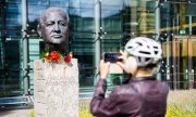 Berlin'deki Axel Springer gökdeleninde bulunan "Birliğin Babaları" anıtında Gorbaçov büstüne bırakılan çiçekler. (© picture alliance/dpa / Christoph Soeder)