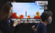 A TV screen in Tokyo shows the North Korean missile test. (© picture alliance/ASSOCIATED PRESS/Ryoichiro Kida)