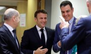 Olaf Scholz, Emmanuel Macron et Pedro Sánchez lors du sommet européen, le 21 octobre. (© picture alliance / EPA / OLIVIER HOSLET)