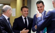 Olaf Scholz, Emmanuel Macron ve Pedro Sánchez (soldan) 21 Ekim'deki AB Zirvesi'nde. (© picture alliance / EPA / OLIVIER HOSLET)