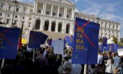 Opponents of legal euthanasia protest outside the Portuguese parliament in February 2020. (© picture-alliance/dpa)