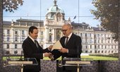 Kosovo's Prime Minister Albin Kurti (left) and Czech Minister for EU Affairs Mikuláš Bek in Prague on 15 December. (© picture alliance/ASSOCIATED PRESS/Bundas Engler)