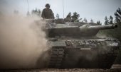 Die in Deutschland produzierten Leopard-Panzer können nur mit Berlins Billigung an die Ukraine gegeben werden.  (© picture alliance/dpa / Michael Kappeler)
