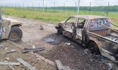 Согласно утверждениям российской стороны, на фото изображены сгоревшие автомобили враждебных воинских формирований. (© picture-alliance/dpa/Russian Defence Ministry)