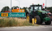 Polish farmers at a road blockade near the border with Ukraine. (© picture alliance / EPA / Bartlomiej Wojtowicz)