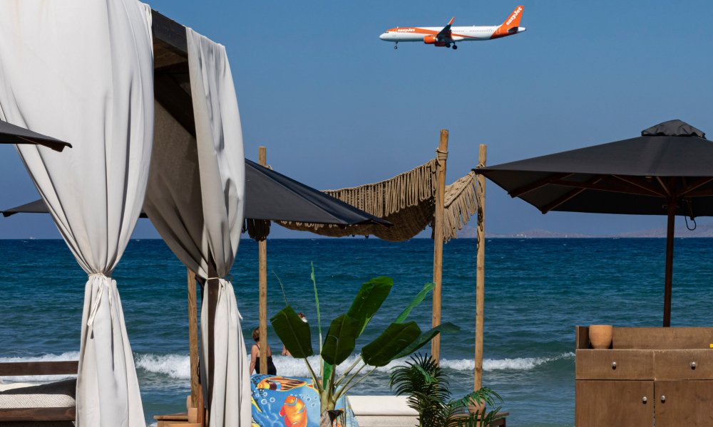 Travel boom: cutting flight emissions too inconvenient?