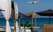 Avion approchant la piste d'atterrissage à Héraklion (Crète). (© picture-alliance/NurPhoto / Nicolas Economou)