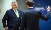 Archivbild: Macron begrüßt Orbán beim Gipfel am 30. Juni 2023. (© picture alliance/dpa/MAXPPP / Nicolas Landemard / Le Pictorium)