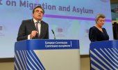 Migrationskommissar Margaritis Schinas und die Kommissarion für Inneres Ylva Johansson erklären die Einigung am Mittwoch, 20. Dezember. (© picture alliance / EPA / OLIVIER HOSLET)