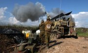 Israeli soldiers fire at targets in Lebanon on 4 January 2024. (© picture alliance / EPA / ATEF SAFADI)