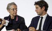 Ушедшая в отставку премьер-министр Элизабет Борн и министр образования Габриэль Атталь. (© picture-alliance/abaca/Лемутон Стефан/Pool/abaca)